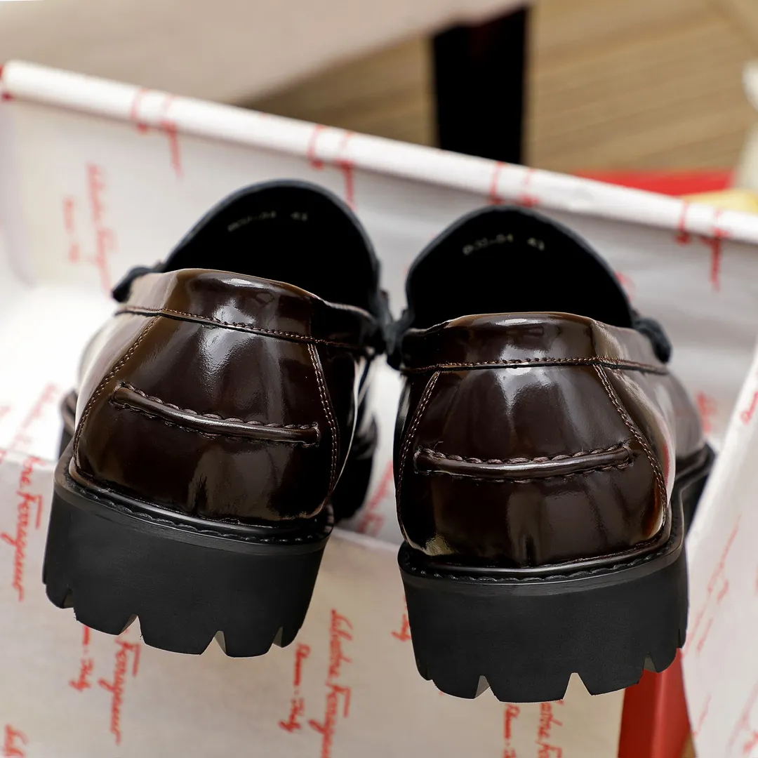 Factory price 440 🔥Ferragamo's new men's casual slip-on shoes🇨🇳Official website original 1:1 mold opening, original quality💯Fine workmanship, high-end luxury☘The upper is made of imported Italian first-layer cowhide🌴🐂Leather lining🍓Rubber wear-resistant and non-slip outsole, breathable and comfortable to wear🍍The first choice for high-taste men🍉2 colors available! Code number 39-44 (38.45. Can be customized)